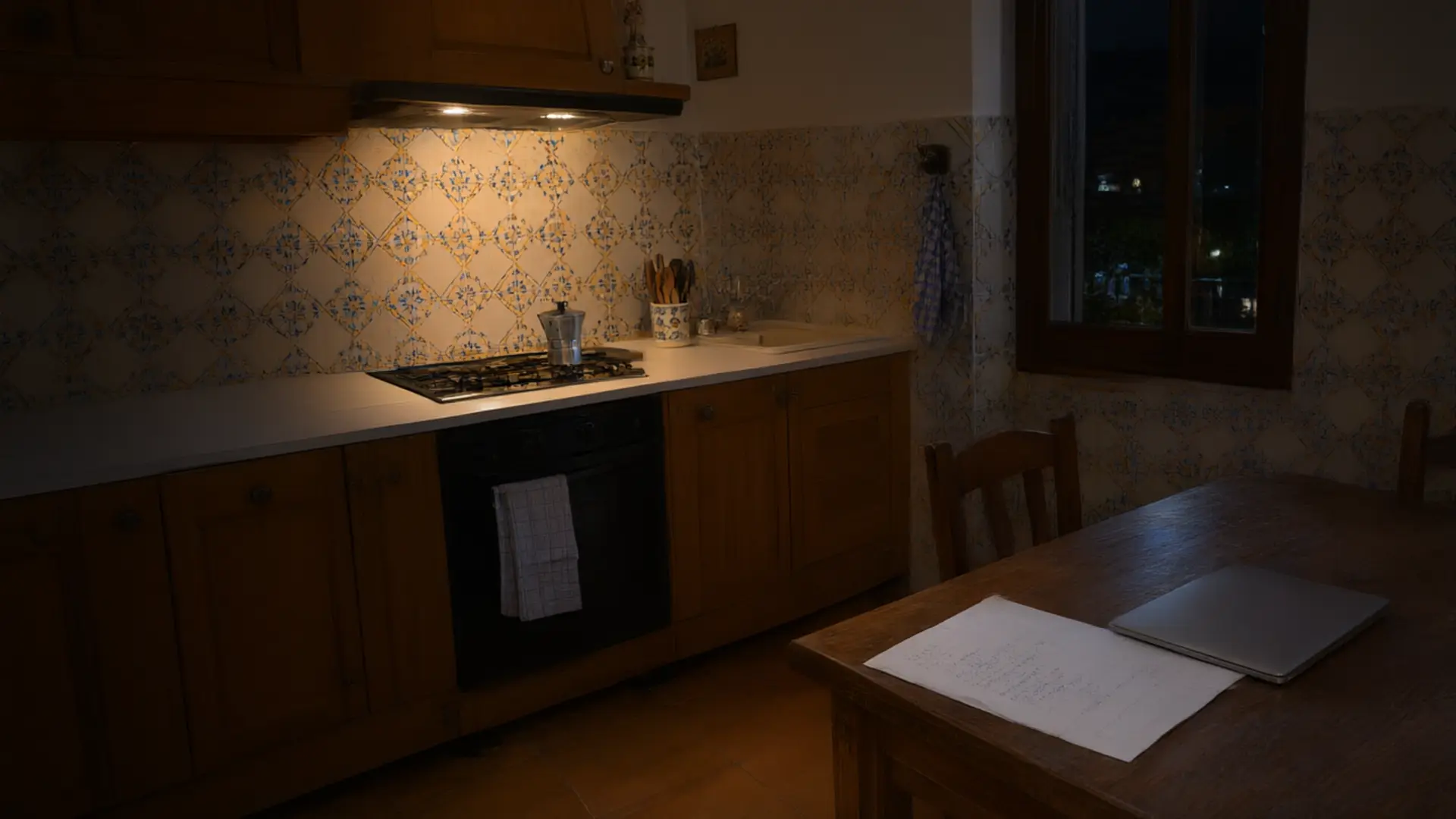 La cucina alle undici di sera, pulita, col foglio mai aperto